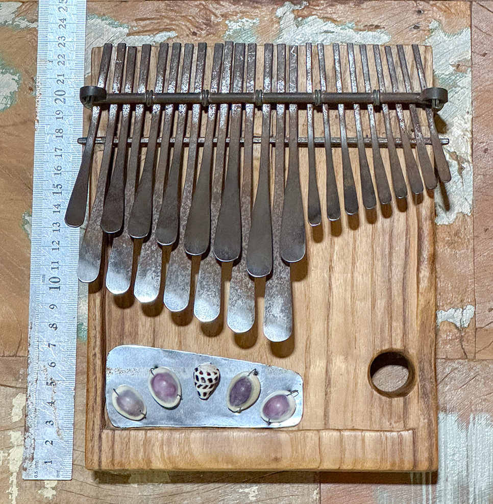 Mbira dzavadzimu D# / Eb Katsanzaira by Rodrigo Laje , 2 of 9