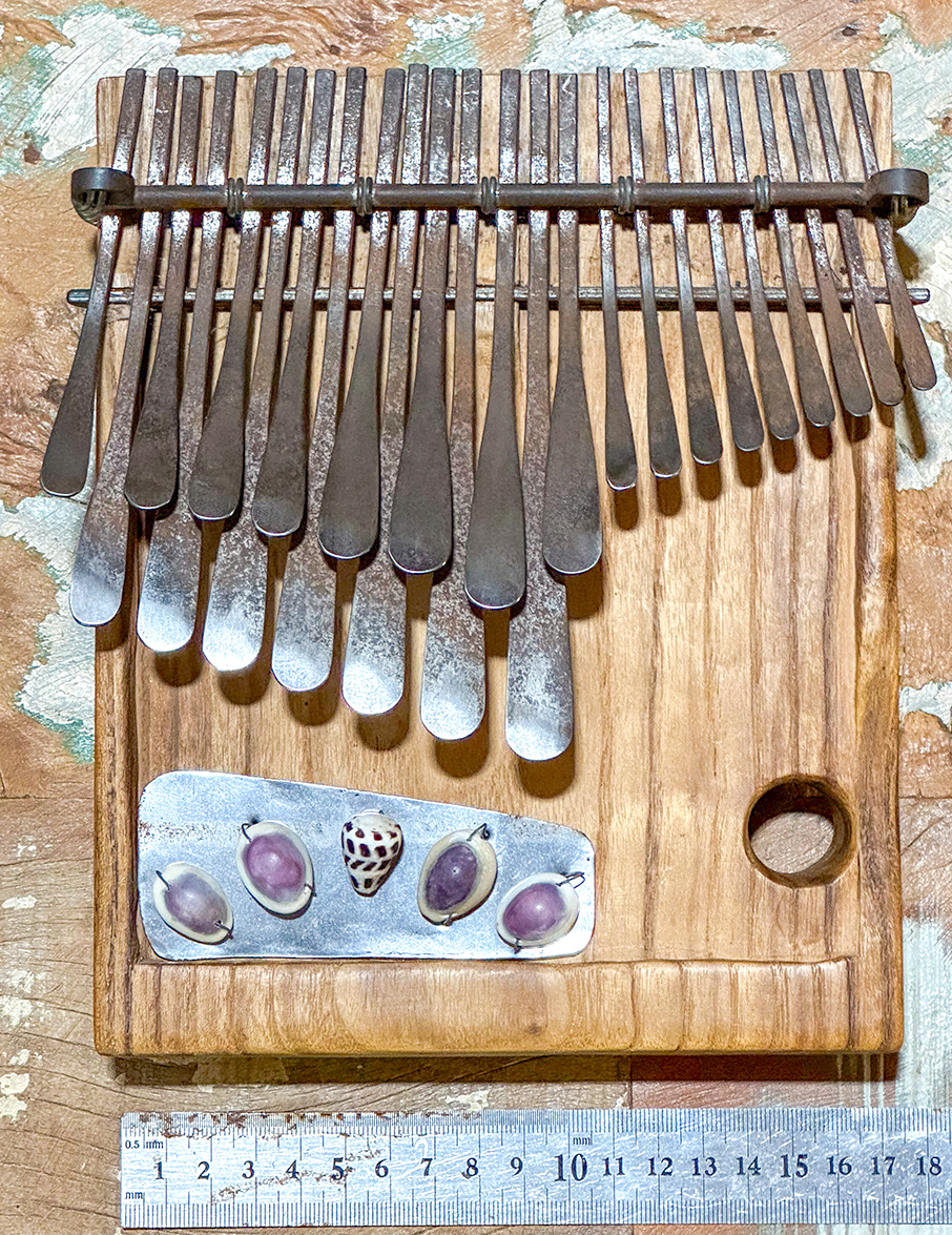 Mbira dzavadzimu D# / Eb Katsanzaira by Rodrigo Laje , 3 of 9